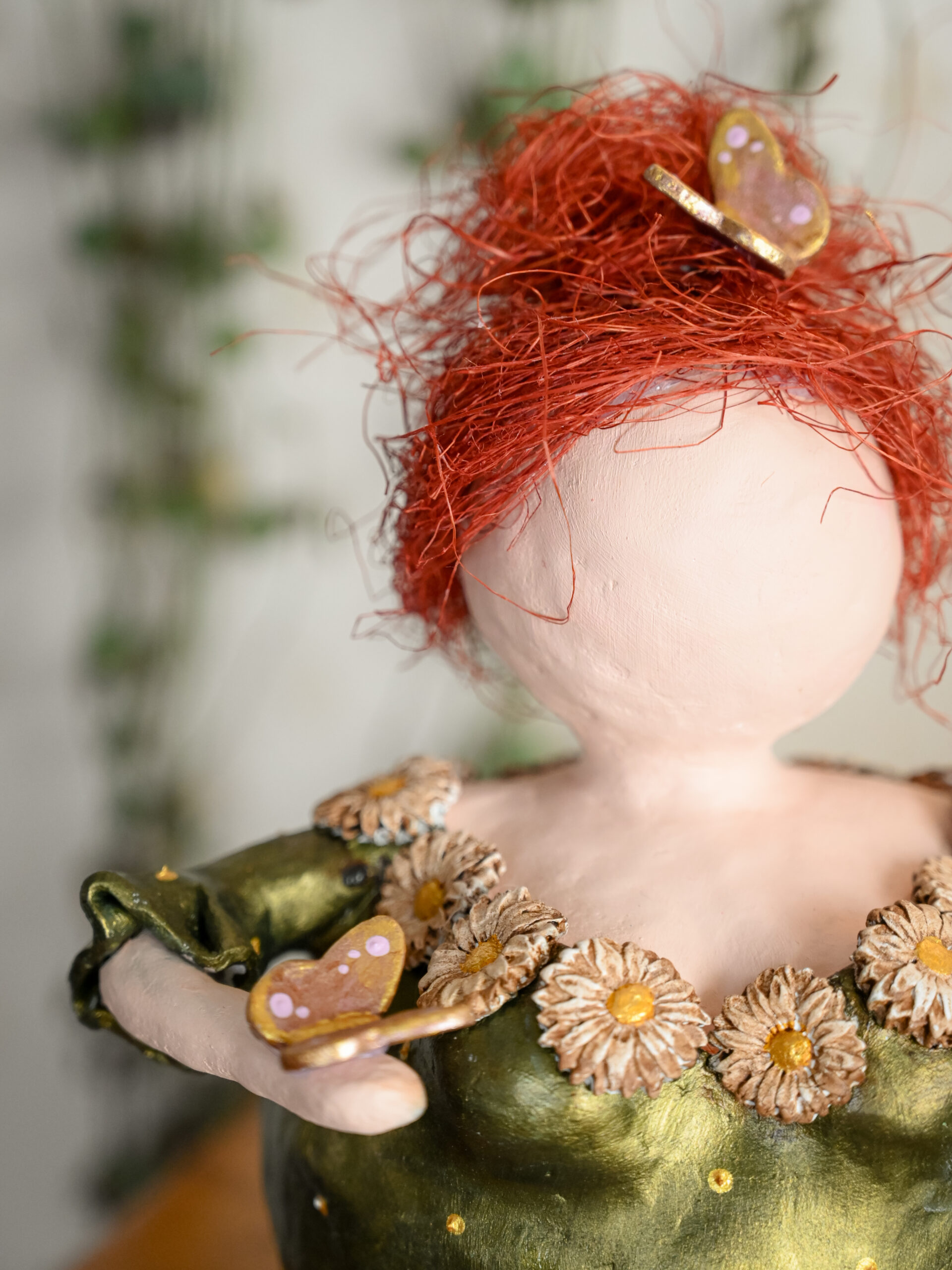 Dametje van klei met rood haar en een vlinder op de hand - Workshop Kleispecial, Lieks Atelier