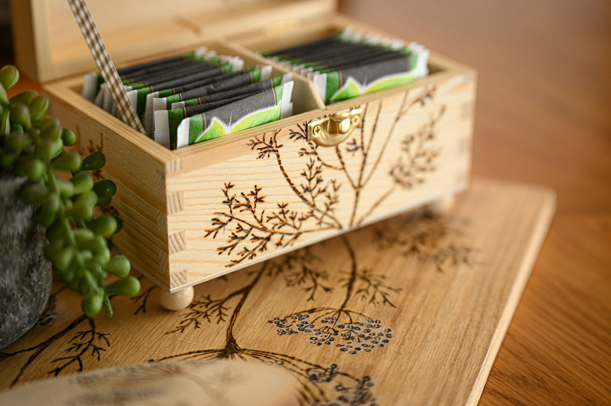 Theedoosje gehoutbrand close up - Workshop Theedoorsje houtbranden, Lieks Atelier